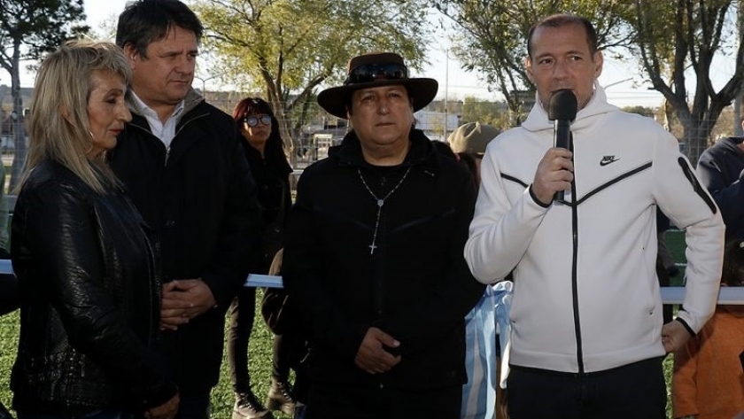 Se inauguró la cancha de césped sintético en el barrio Bouquet Roldán