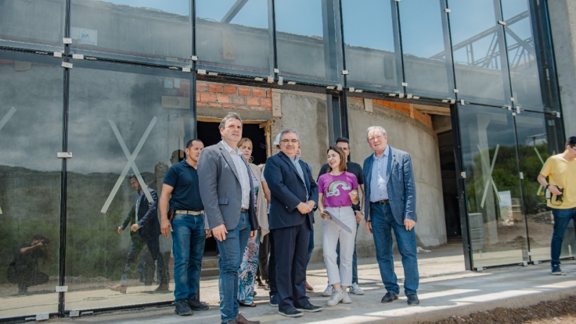 Raúl Jalil recorrió la primera etapa de la obra del nuevo Palacio Legislativo
