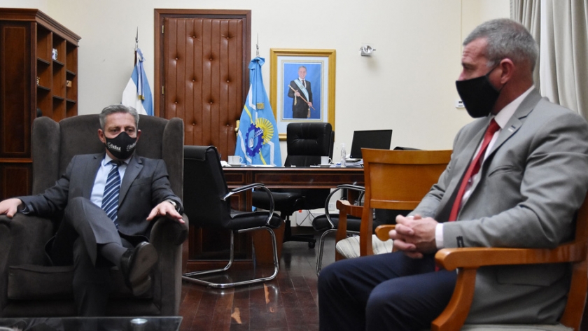 Arcioni recibió al intendente de Gaiman en casa de gobierno 