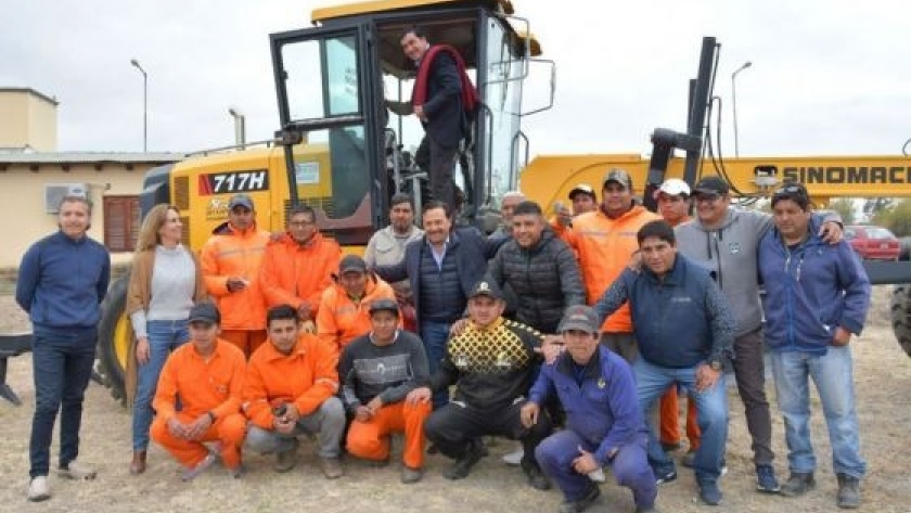 El gobernador Sáenz entregó maquinaria para la red vial comunal rural de Rivadavia y Anta