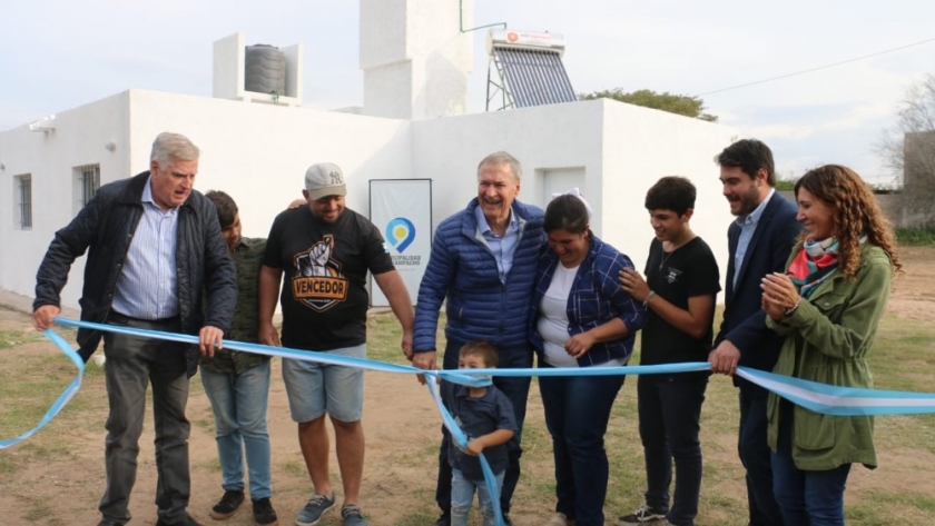 Schiaretti entregó 10 viviendas e inauguró un polideportivo social en Sampacho