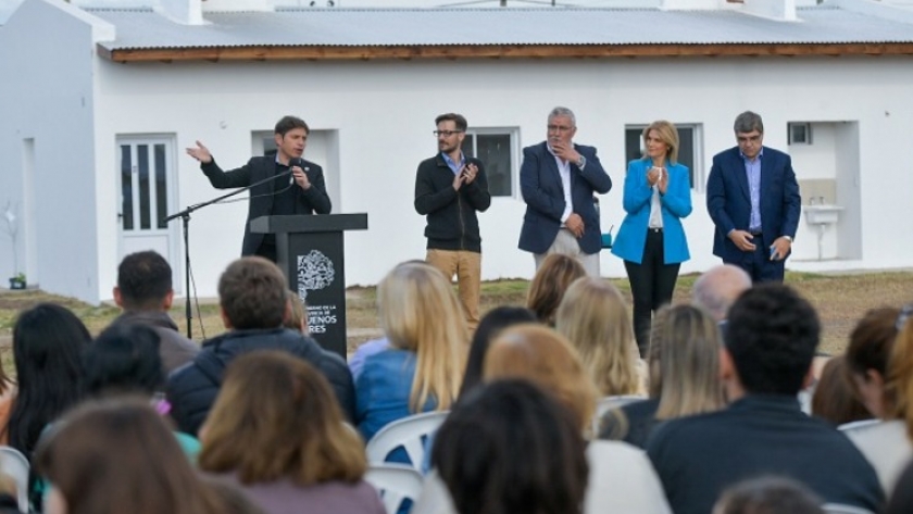 Kicillof encabezó el acto de entrega de 42 viviendas para familias de Bragado