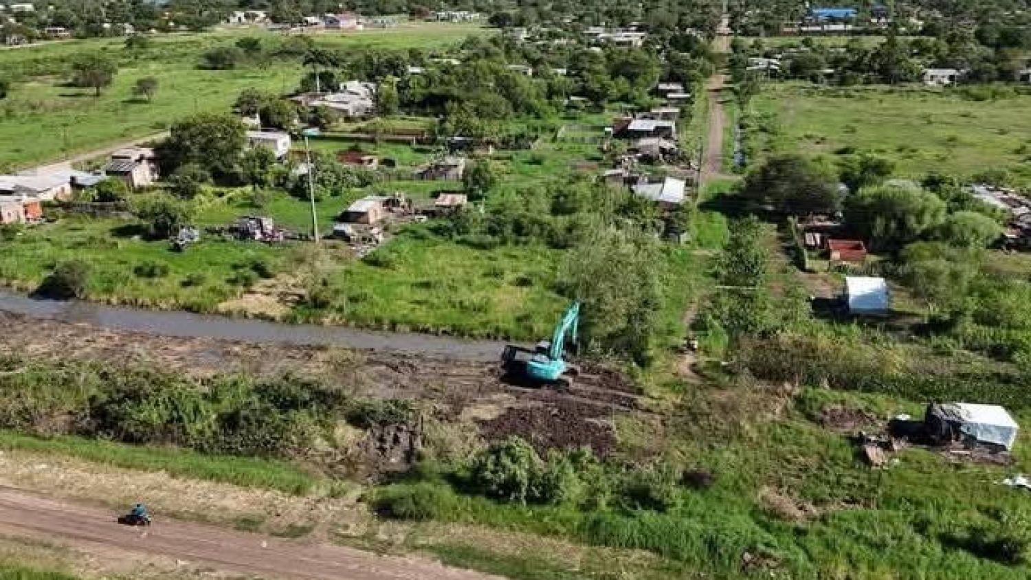 Maquinaria vial en Pirané refuerza la limpieza de canales