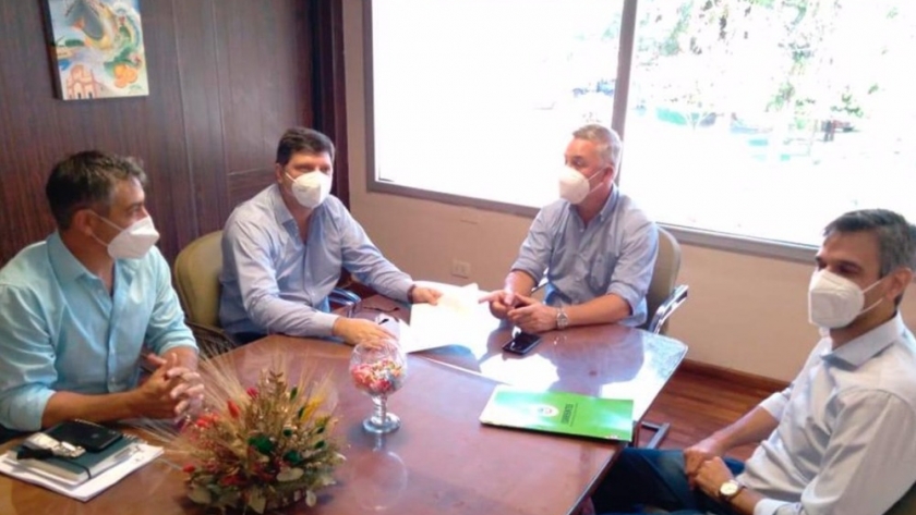 Schiavi entregó al intendente de Bella Vista el master plan del Parque Industrial