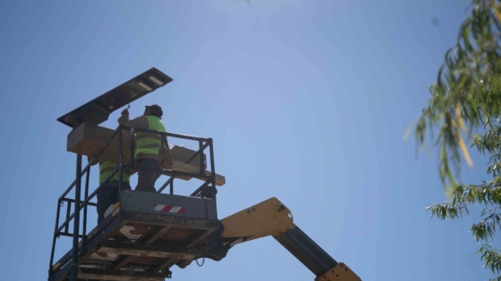 Paraná avanza con iluminación solar en el arroyo Las Viejas y consolida la integración urbana del entorno