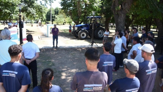 Javier Rodríguez entregó un tractor 0km para mejorar los caminos rurales