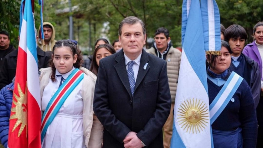 El Gobernador encabezó el acto de la Revolución de Mayo en la Plaza Libertad