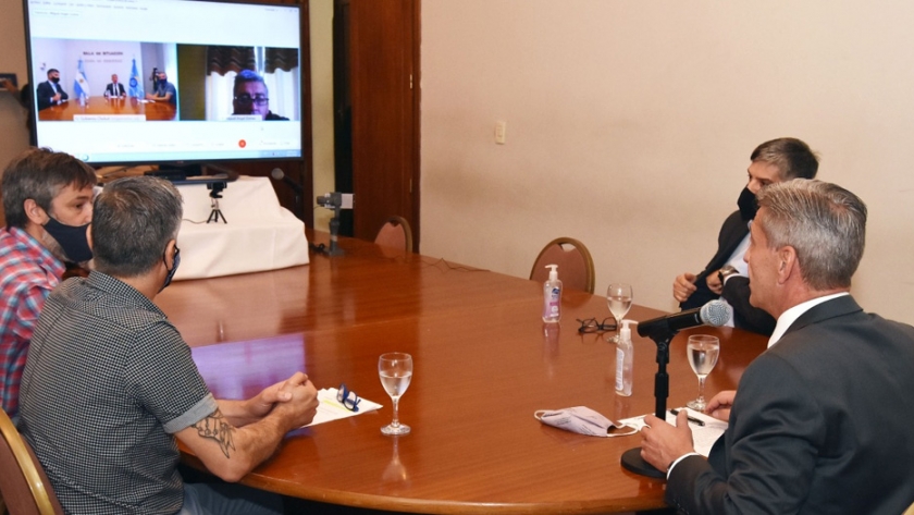 Arcioni firmó un convenio para culminar la obra de la terminal de ómnibus de Gobernador Costa