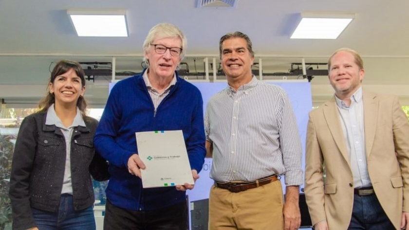 Capitanich entregó equipamiento para centros de documentación rápida