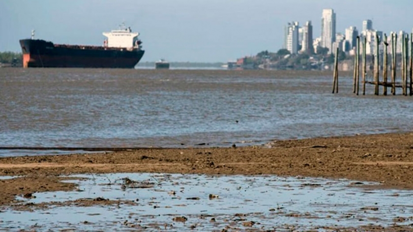 El río Paraná llegó a su nivel más bajo del siglo en el puerto de Santa Fe y prevén más descenso