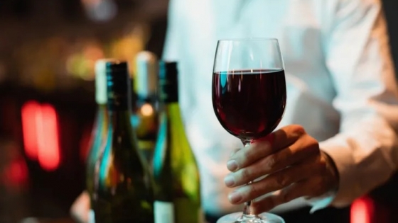¿Por qué Europa convierte el prestigioso vino en alcohol barato?
