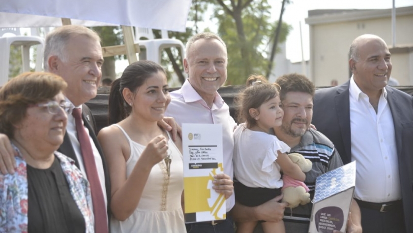 Manzur y Jaldo entregaron 100 viviendas en Manantial Sur