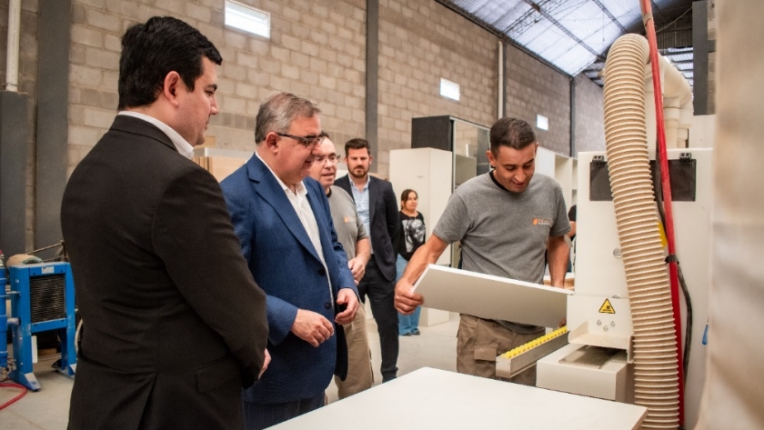 Mueblería local adquirió importante máquina a través de la Caja de Crédito y Prestaciones