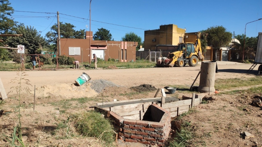 Avanzan las mejoras en la colectora Luis Dorrego con la construcción de sumideros