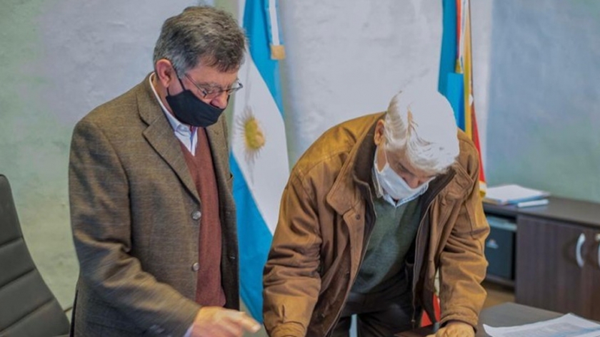Firman convenio para mejorar la producción avícola provincial