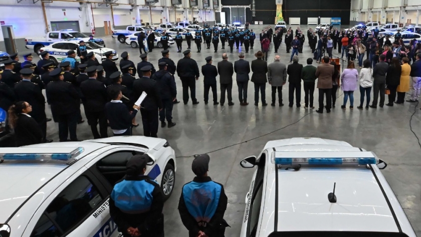 Arcioni entregó y puso en función operativa los nuevos móviles policiales para la unidad regional de Comodoro Rivadavia