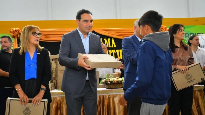 Valdés entregó 749 Notebooks y garantizó el compromiso de apostar a la educación pública