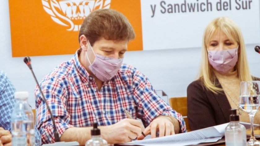 El Gobernador Melella encabezó la firma de contratación de obra para la pavimentación de “la bajada del lago” en Tolhuin