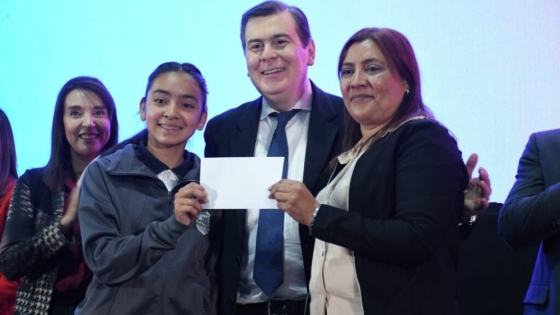El gobernador entregó herramientas del programa “Escuela Escala Metas”