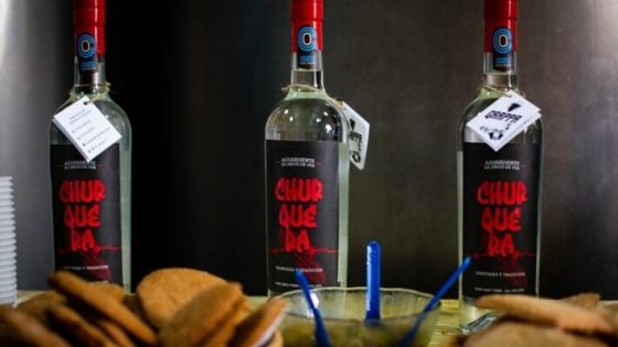 Colonia Caroya lanzó su aguardiente de orujo oficial
