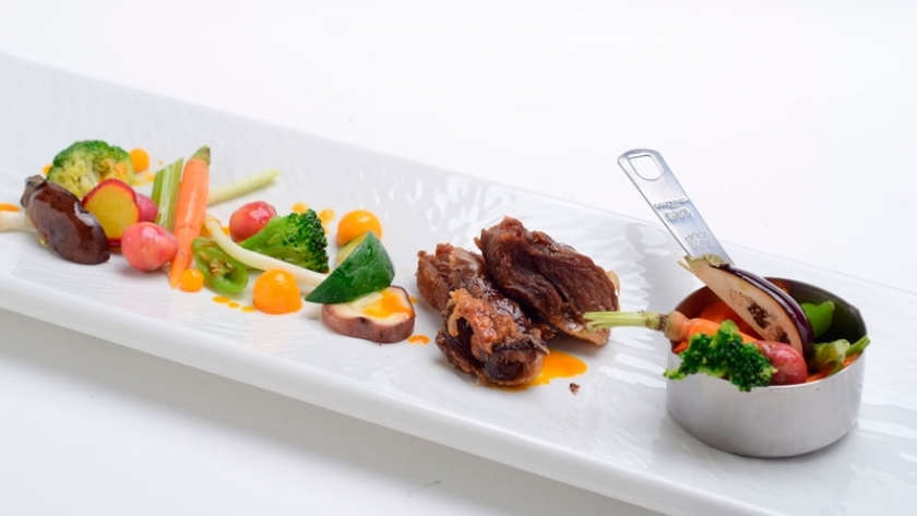 Chivito en cascarón de sal con verduras al vapor y aceite de pimentón