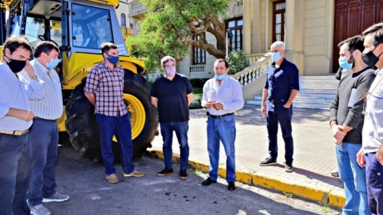 <Desarrollo Agrario entregó en Benito Juárez la primera maquinaria del Plan de Mejoras de Caminos Rurales