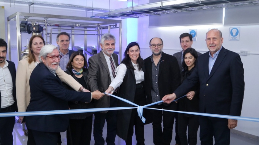 Perotti inauguró una planta piloto de fermentación y procesamiento en un instituto tecnológico del Conicet de Rosario