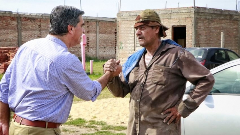 Capitanich entregó viviendas populares y recorrió obras en el barrio Quebracho de Resistencia