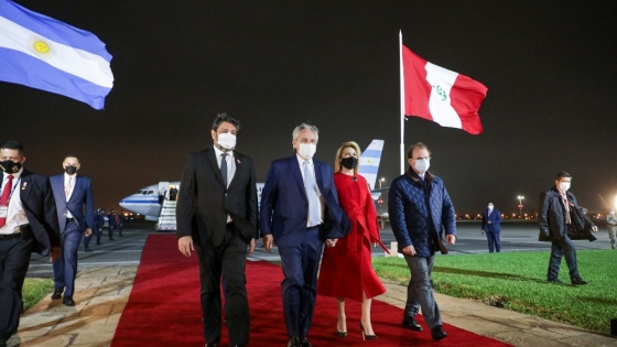 El Presidente llegó a Perú para asistir a la ceremonia de transmisión de mando del presidente electo, José Pedro Castillo Terrones