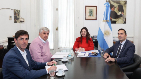 Gobierno impulsa diálogo para avanzar en la temporada de langostino y fortalecer la pesca