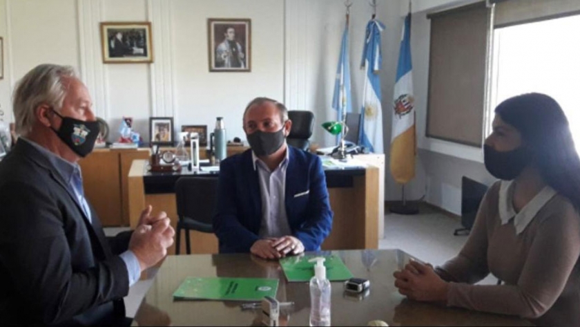 El ministro Adán Gaya firmó convenio con el intendente de Monte Caseros, Miguel Olivieri