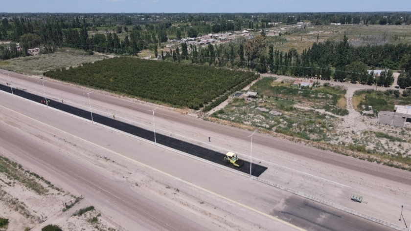 Comenzaron a pavimentar la segunda obra vial más importante de la provincia