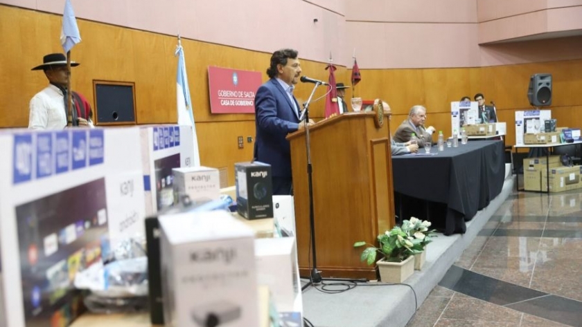 Impulsando la conectividad, Sáenz entregó equipamiento informático a 15 municipios salteños