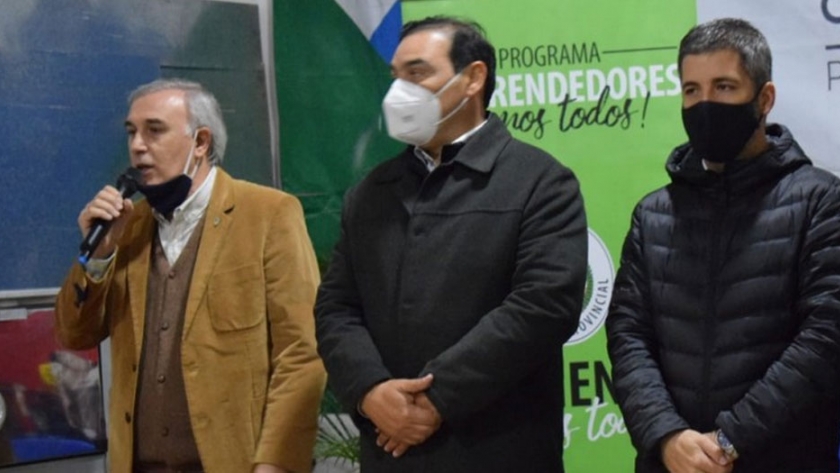 Junto al Gobernador, Anselmo entregó asistencia económica a cooperativa y anunció nuevas intervenciones en infraestructura rural