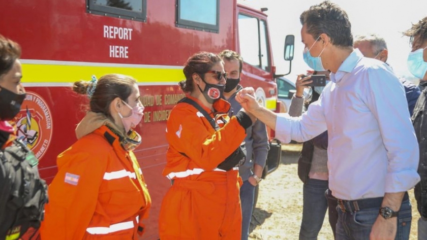 Calvo estuvo en el centro de seguimiento de incendios en La Cumbre