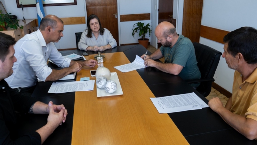 Firman la radicación de dos empresas en parques industriales
