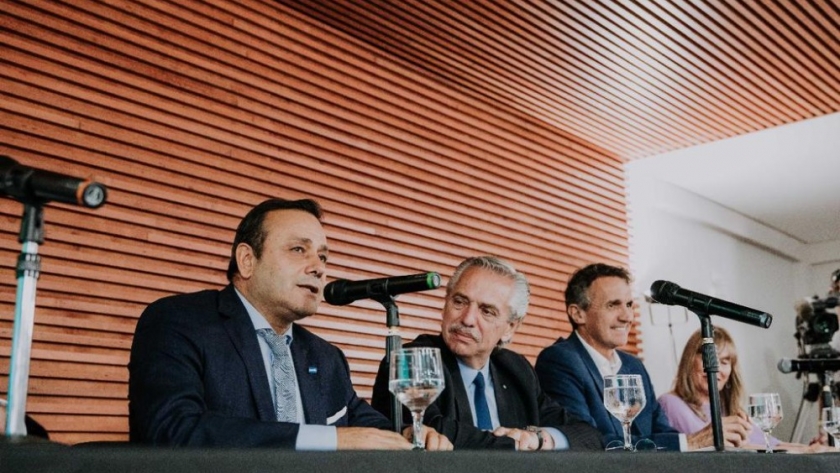 Herrera Ahuad y Alberto Fernández inauguraron el nuevo módulo de farmacia y bioquímica de la escuela de enfermería de la UNaM