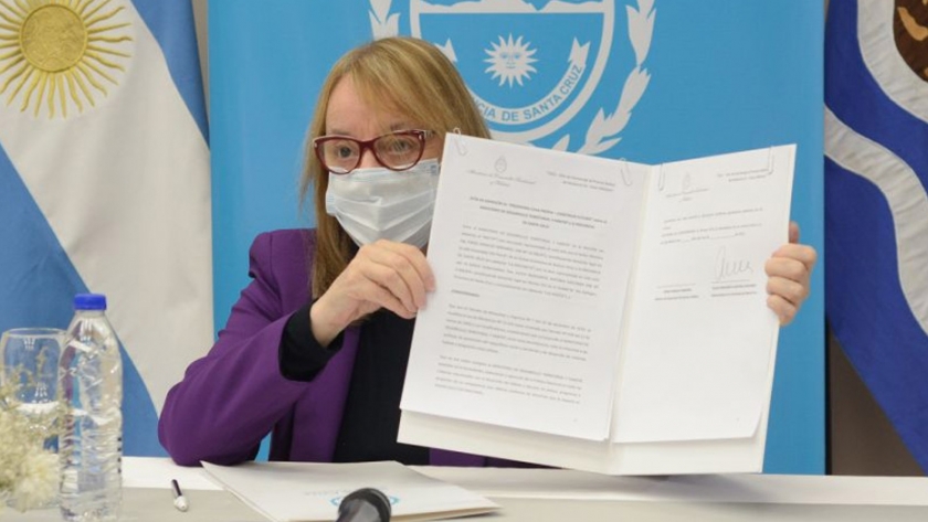 La Gobernadora Alicia Kirchner firmó el convenio para la implementación de programas nacionales en la provincia