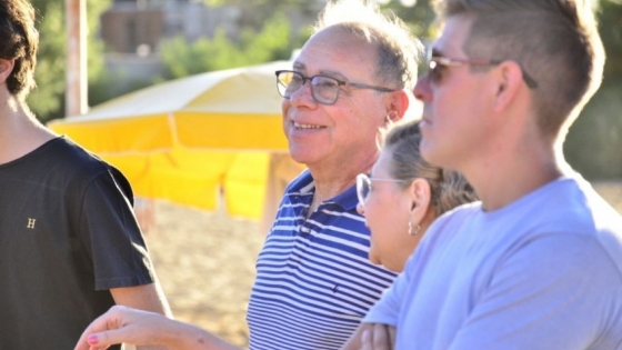 Tassano encabezó la premiación del torneo regional de Beach Volley en la playa Arazaty