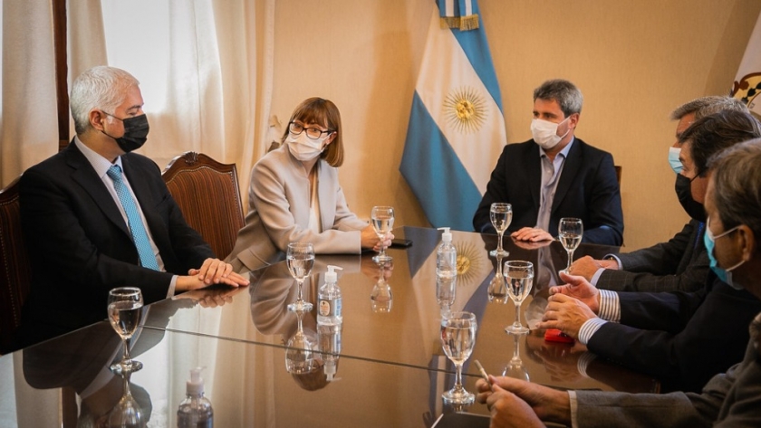 Fernanda Ávila junto a Sergio Uñac se interiorizaron sobre la Declaración de Impacto Ambiental del Proyecto Josemaria