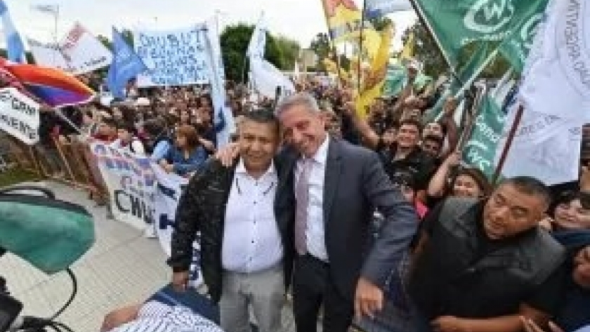 Arcioni recibió el acompañamiento de gremios, militantes y vecinos de distintas localidades