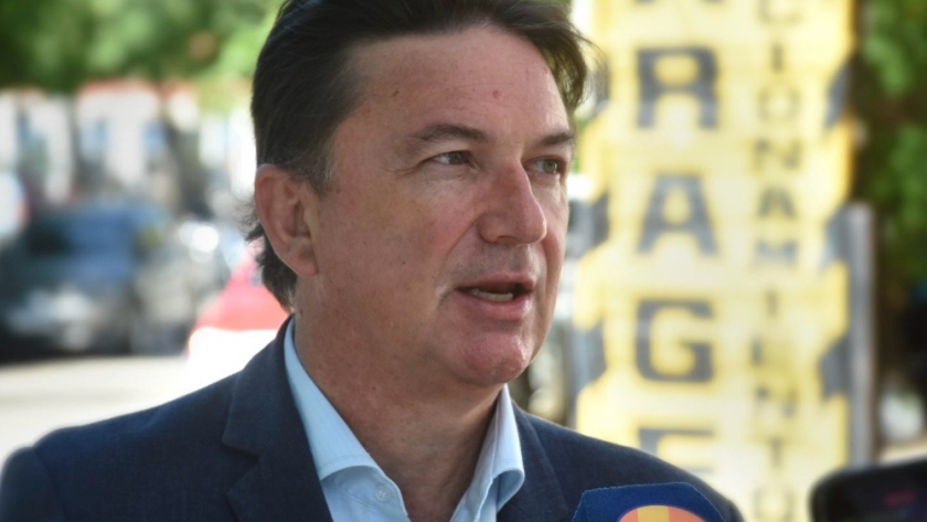 El gobierno provincial presentó el proyecto para la limitación del uso de celulares en cárceles y comisarías