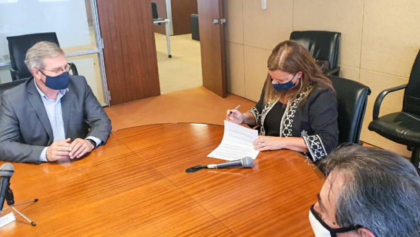 Firman convenio para capacitar a las provincias en materia de asfalto