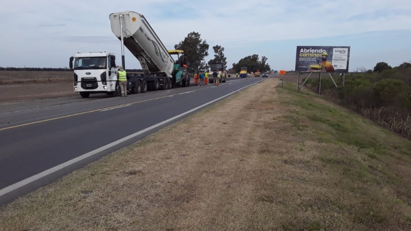 Avanza la pavimentación del acceso a Jacinto Aráuz desde la Ruta Provincial N°4