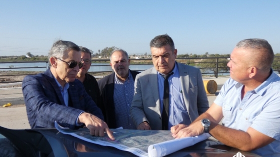 <Autoridades de Obras públicas de Santiago del Estero, visitaron la construcción del puente de avenida Solís