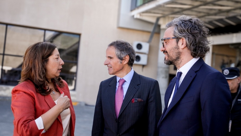 Cafiero y Grossi visitaron INVAP y la CNEA a 40 años de la puesta en funcionamiento de reactor nuclear de investigación RA-6