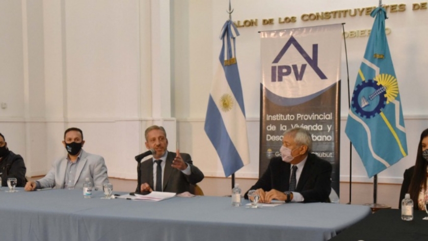 Arcioni firmó contrato de obra por más de 134 millones de pesos para la construcción de viviendas en Trelew
