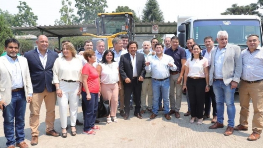 En Orán, el gobernador Sáenz entregó maquinaria vial y recorrió obras