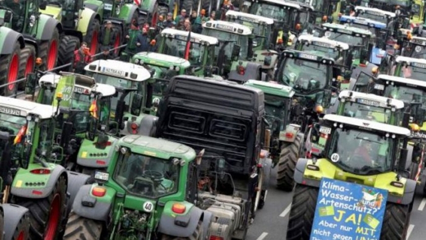 Productores realizan un tractorazo contra las restricciones al uso de agroquímicos en Alemania