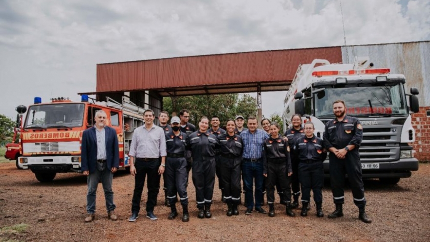 Herrera Ahuad visitó el cuartel de la asociación de bomberos voluntarios de Itaembé Miní que sumó nuevas unidades móviles